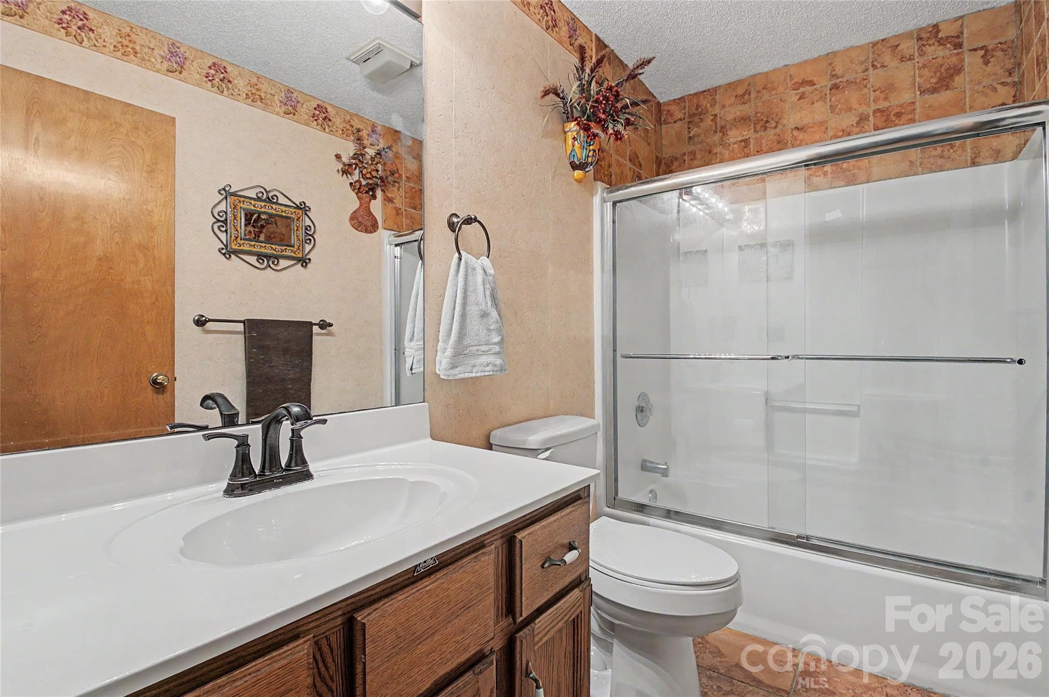 Adjoining Full Bathroom - Horse Shoe