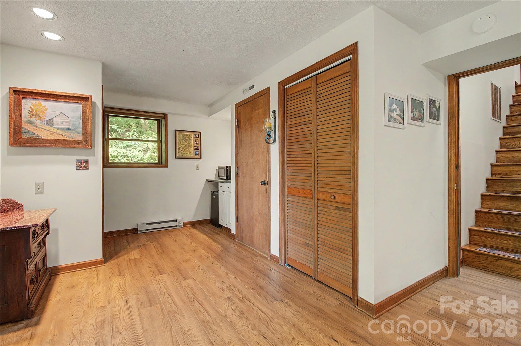 Opposing Vantage Family Room - Horse Shoe