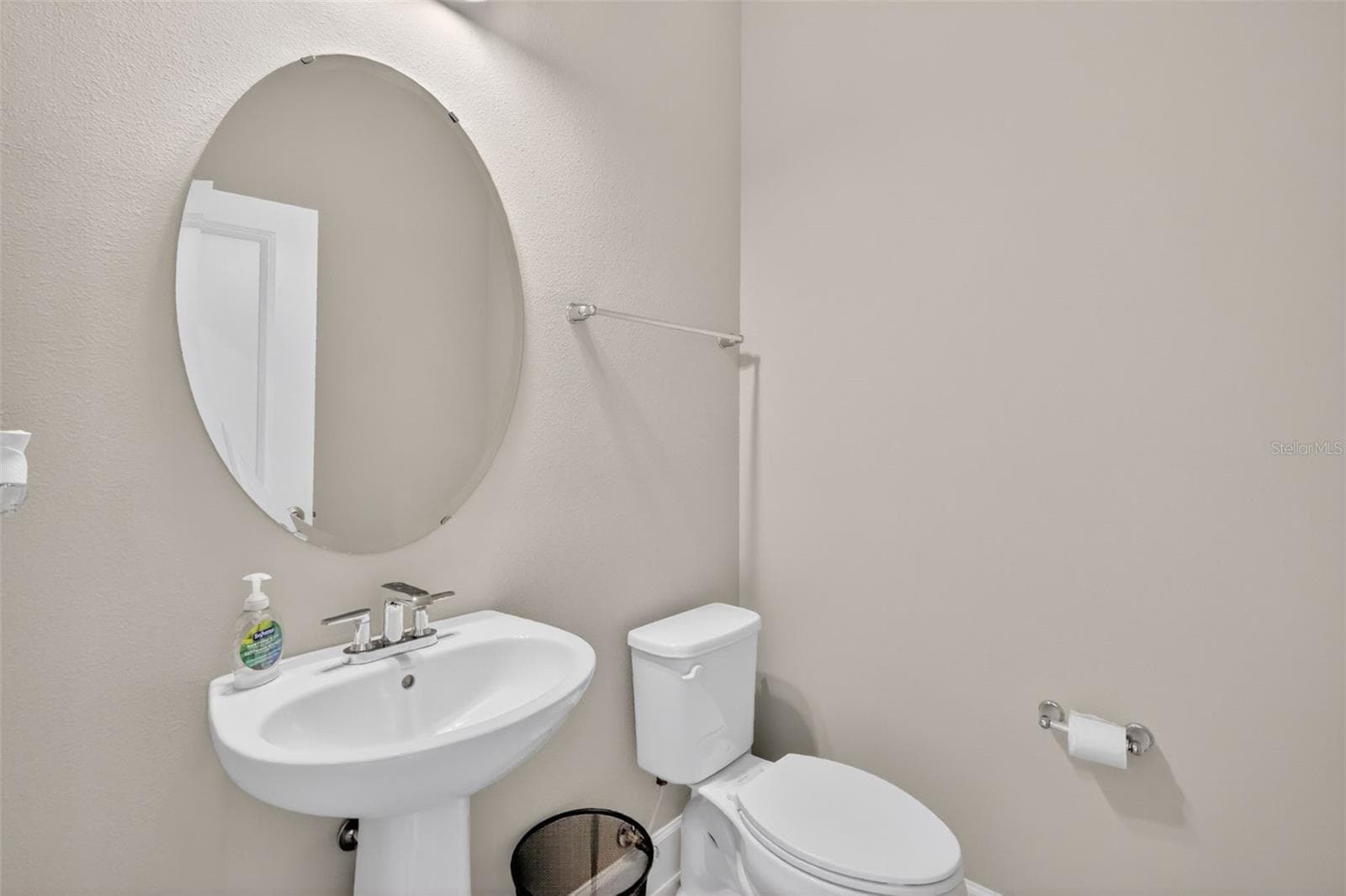 Half bathroom first floor - 3894 CAPITAL REEF WAY, APOPKA
