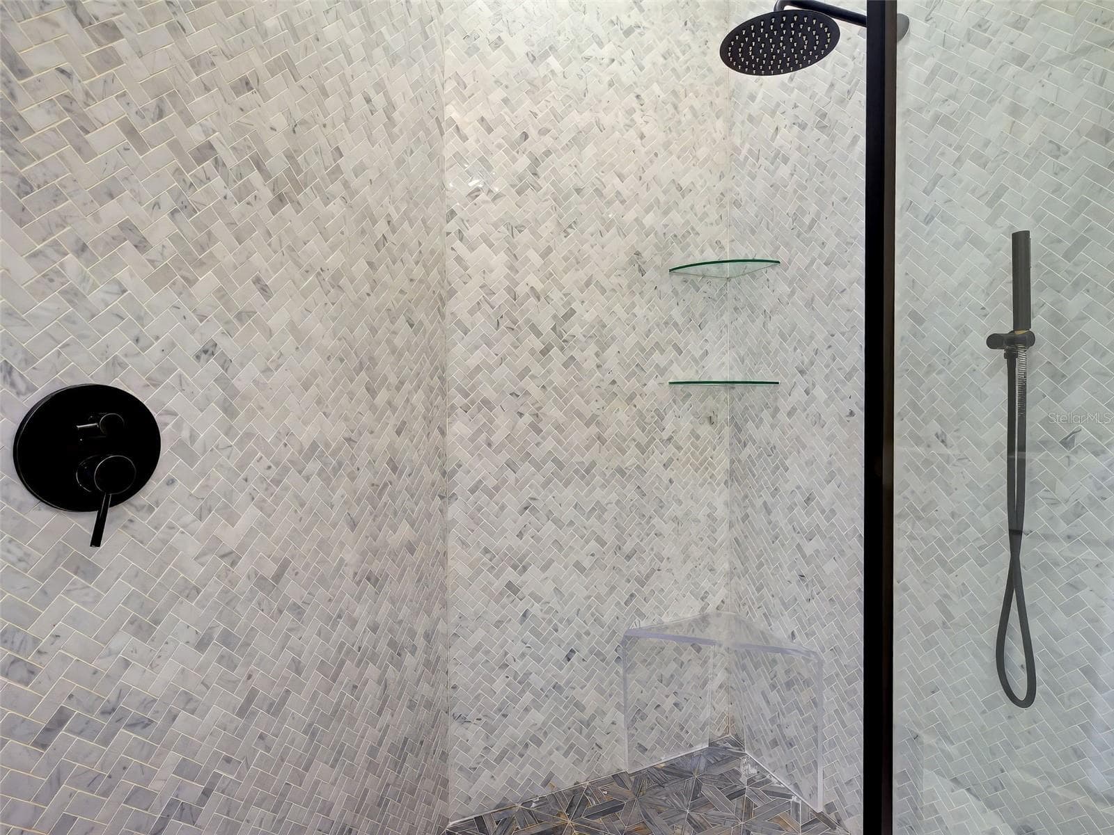 Beautiful tiled Shower - 5026 HANGING MOSS LN, SARASOTA