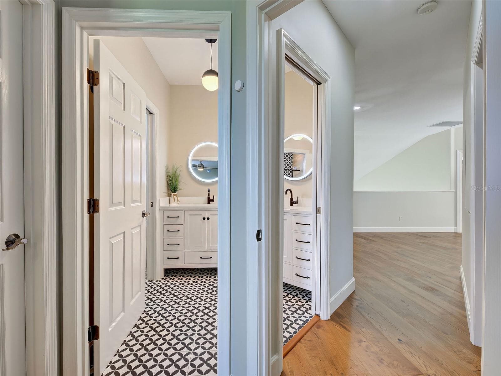 The second bathroom in the loft area with access to the hall or the bedroom. - 5026 HANGING MOSS LN, SARASOTA
