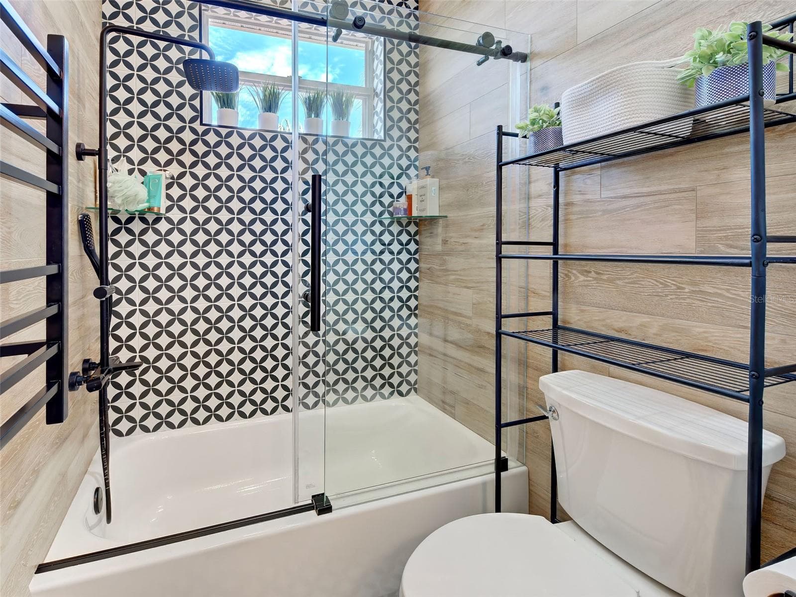 Designer inspired shower with heated towel rack - 5026 HANGING MOSS LN, SARASOTA