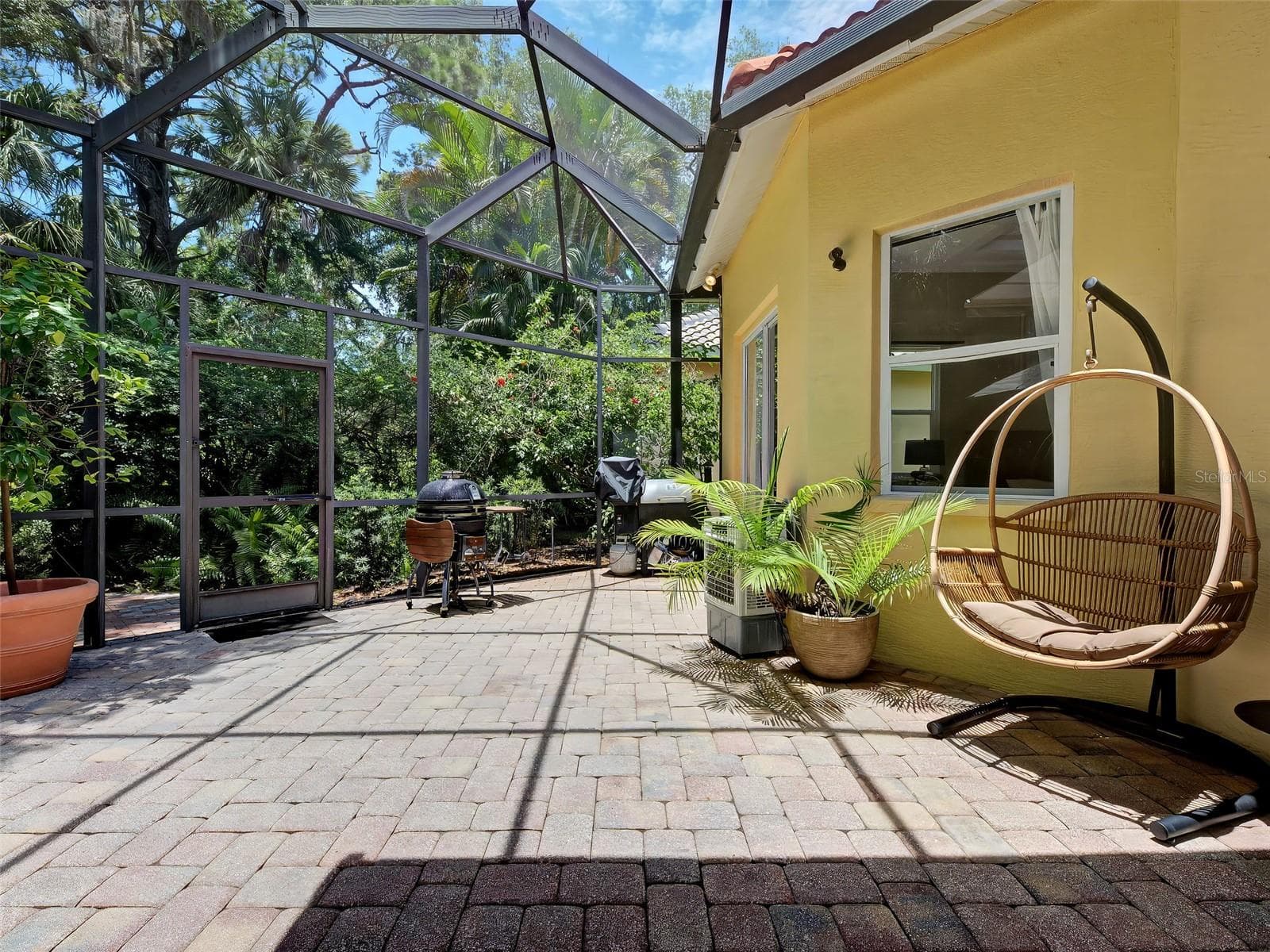 The lanai is very private with mature tropical landscaping surrounding it. - 5026 HANGING MOSS LN, SARASOTA