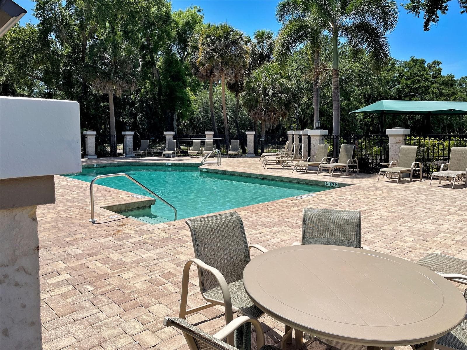 The inviting resort-inspired pool and paver deck. - 5026 HANGING MOSS LN, SARASOTA