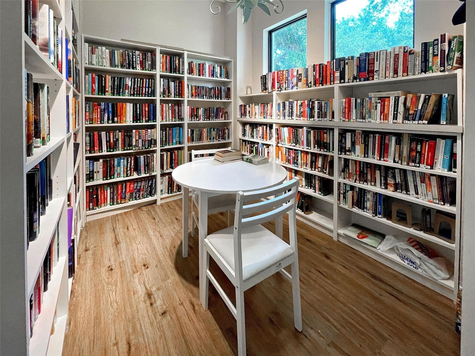 The community center library. - 5026 HANGING MOSS LN, SARASOTA