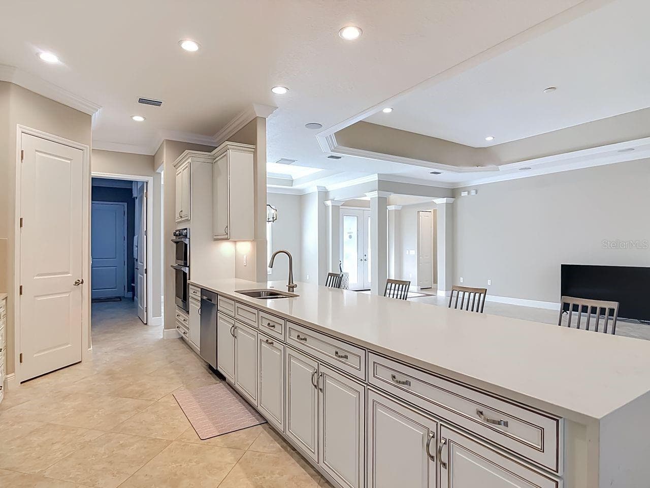 Waterfall quartz countertops, with matching backsplash - 8461 BRIDGEPORT BAY CIR, MOUNT DORA