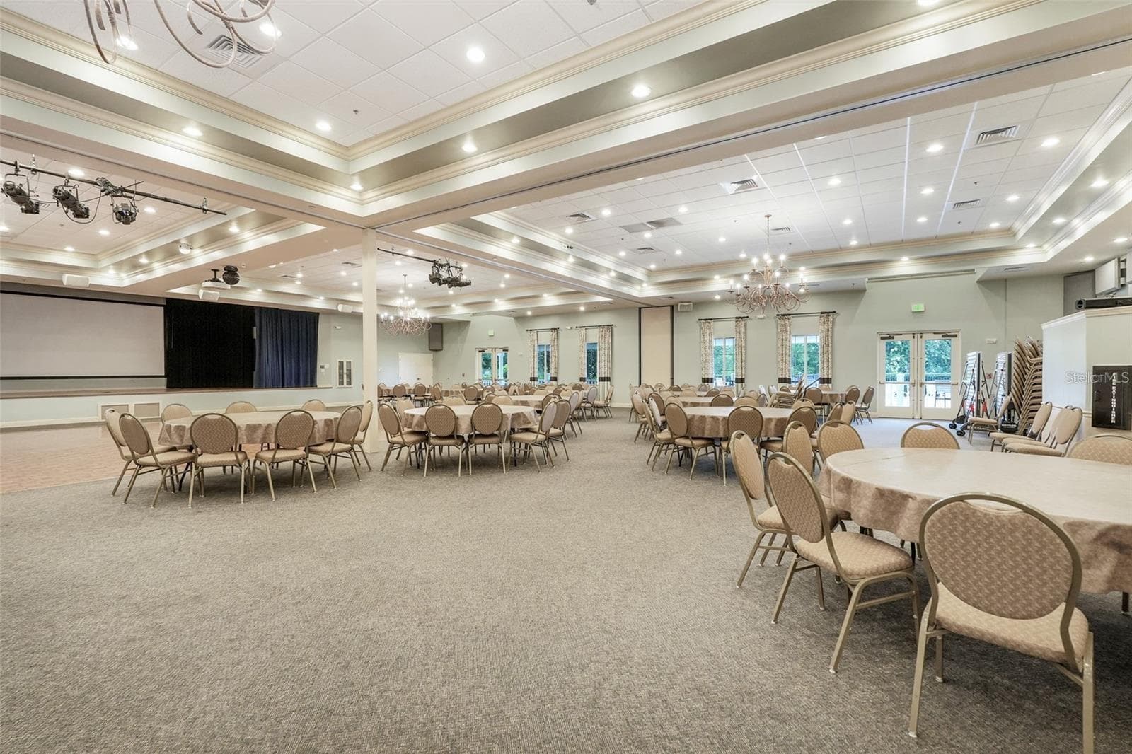 Multi-function Ball room with Kitchen - 8461 BRIDGEPORT BAY CIR, MOUNT DORA