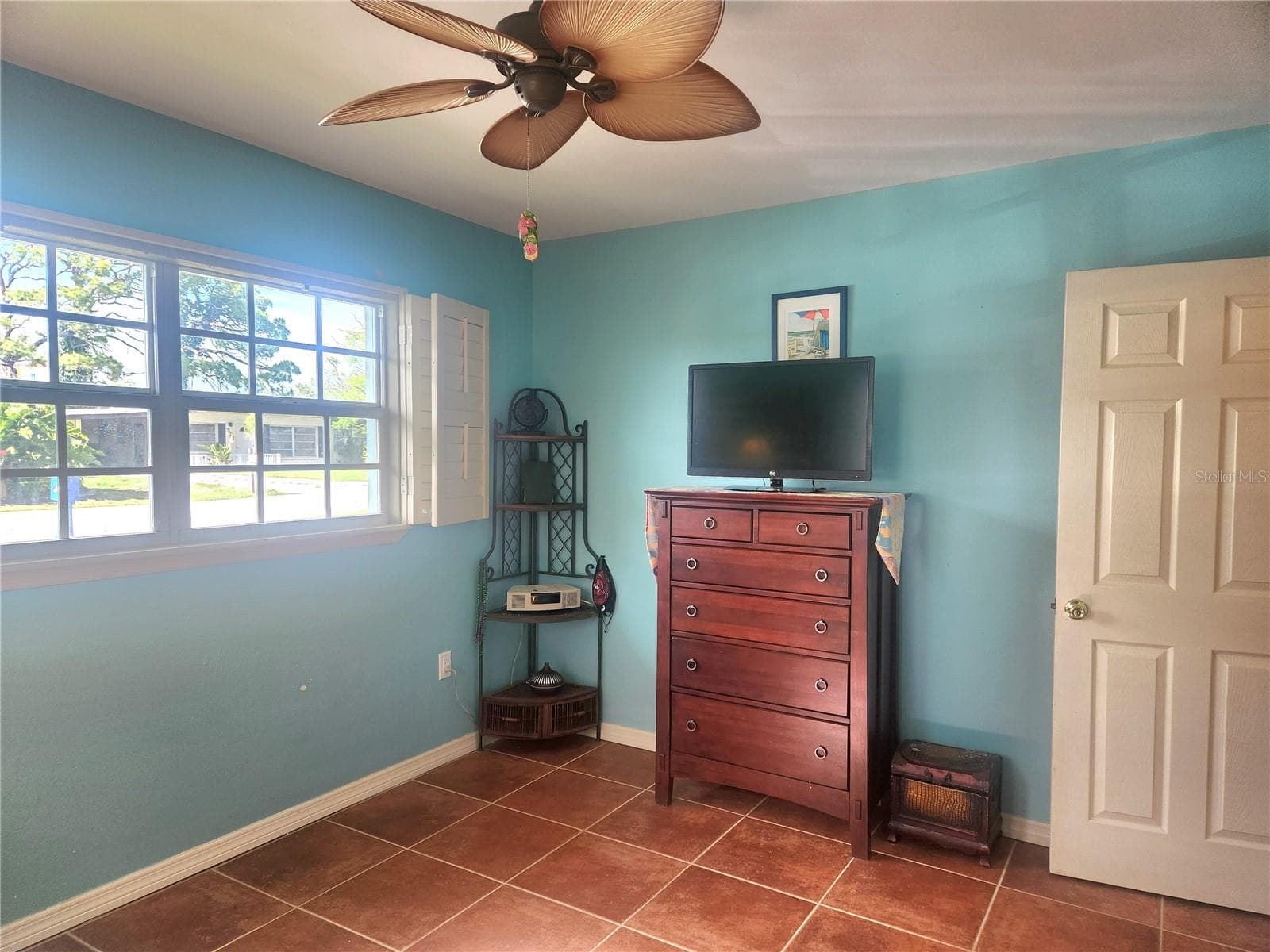 Expansive windows bring in your morning sunshine and big enough for comfortable king size bed - 316 ALBA ST E, VENICE