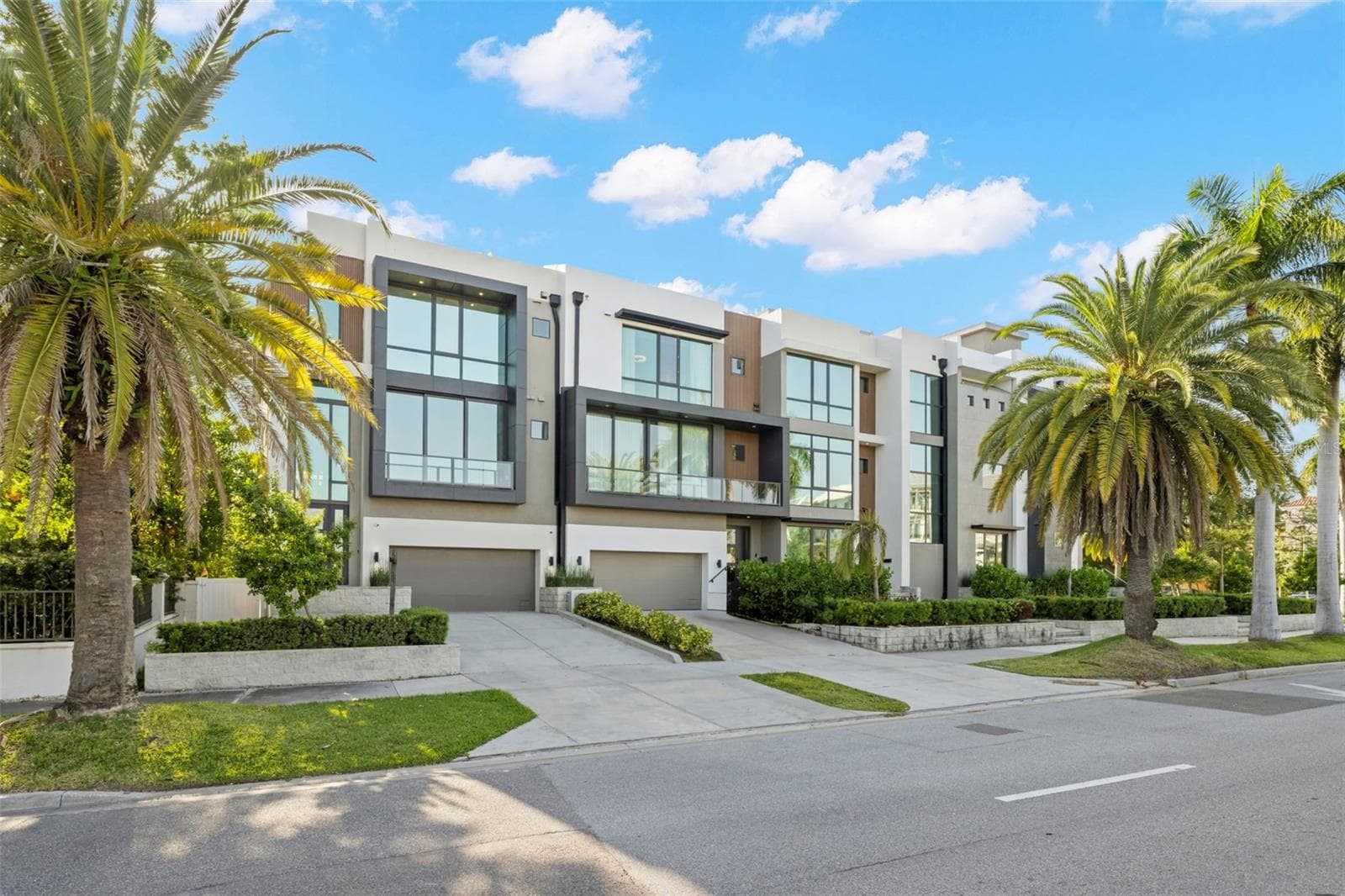 Townhouse at 98 W DAVIS BLVD, TAMPA, photo 2 of 86