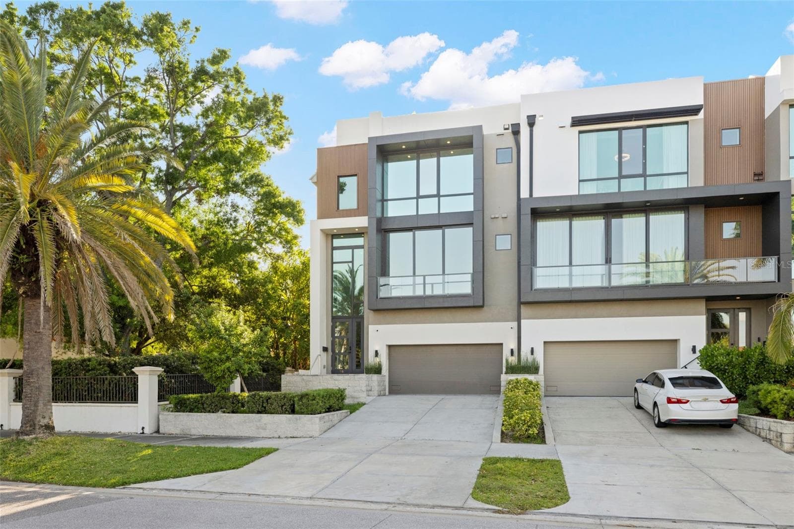 Townhouse at 98 W DAVIS BLVD, TAMPA, photo 3 of 86