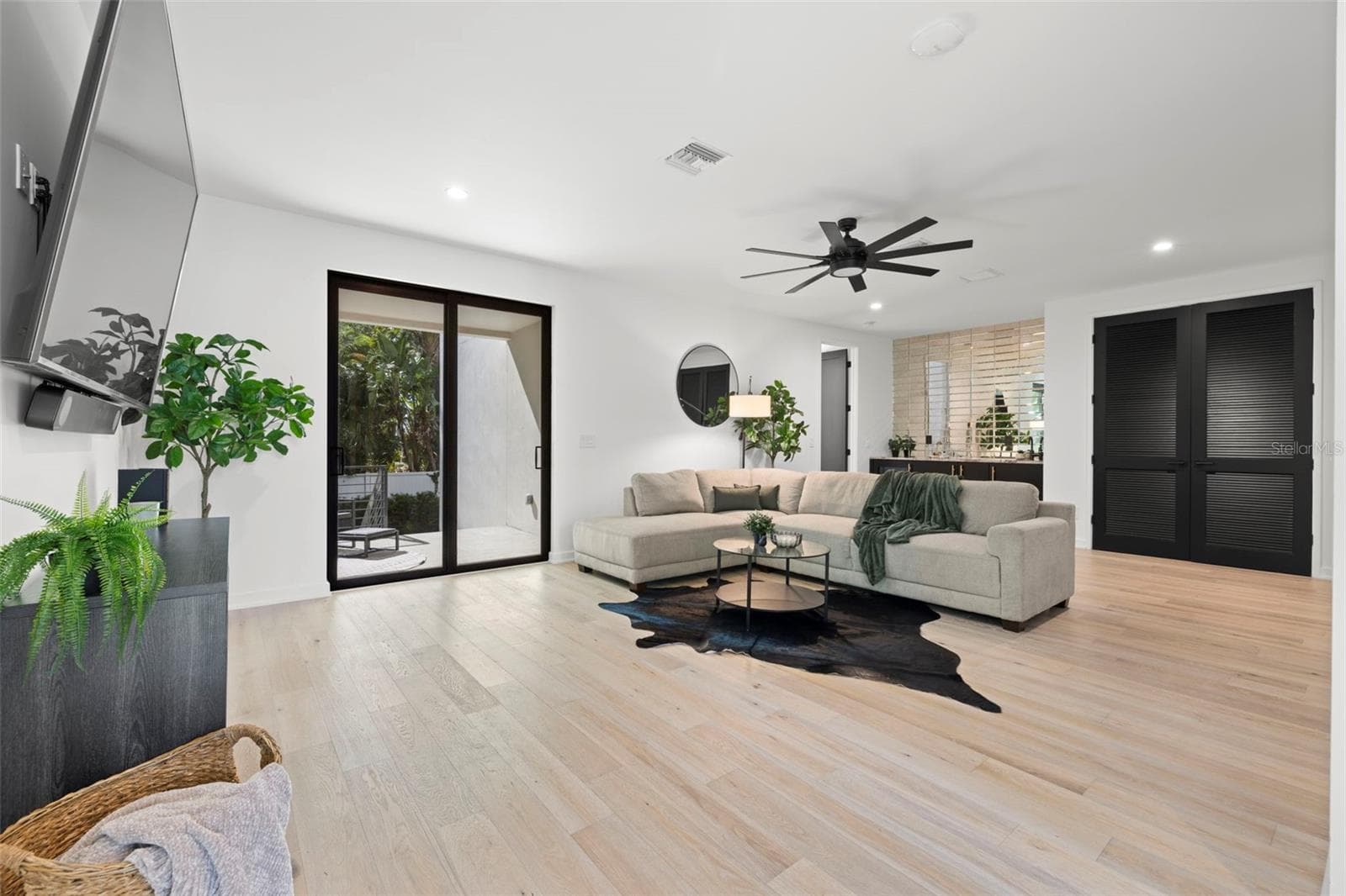 Townhouse at 98 W DAVIS BLVD, TAMPA, photo 15 of 86