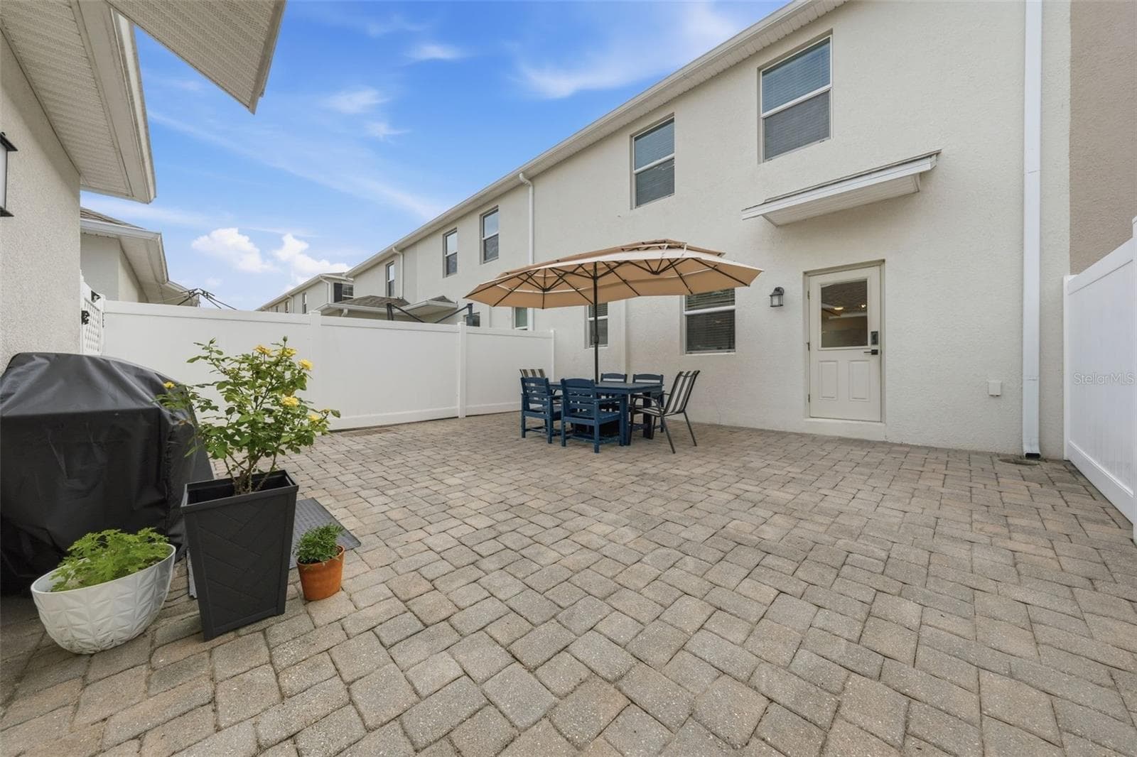 Courtyard between kitchen and garage - 11025 SUSPENSE DR, WINTER GARDEN