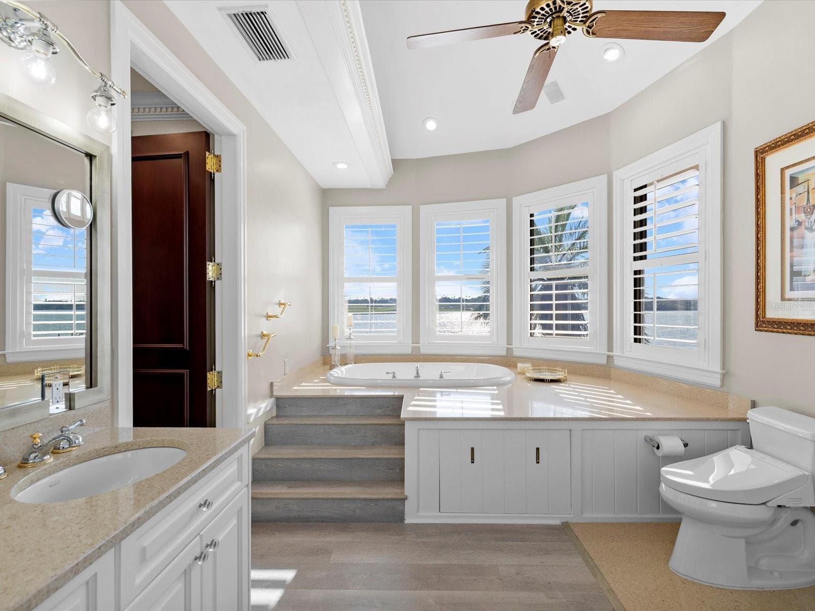 Soaking tub with water views - 429 ST ANDREWS DR, BELLEAIR