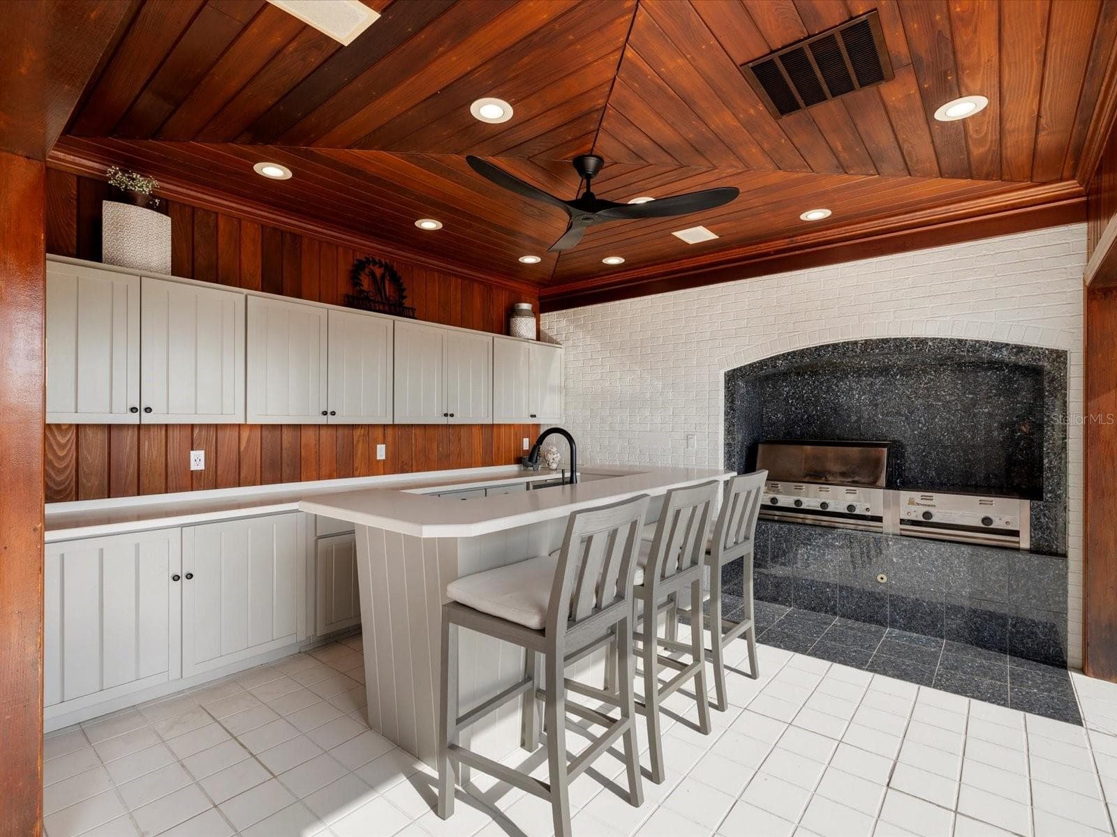 Outdoor Kitchen - 429 ST ANDREWS DR, BELLEAIR