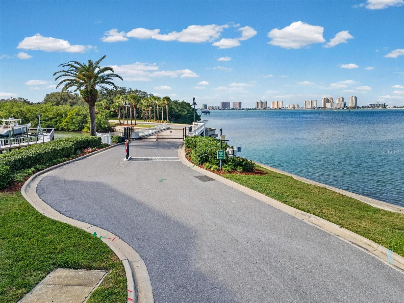 PRIVATE ISLAND GATED ENTRANCE - 429 ST ANDREWS DR, BELLEAIR