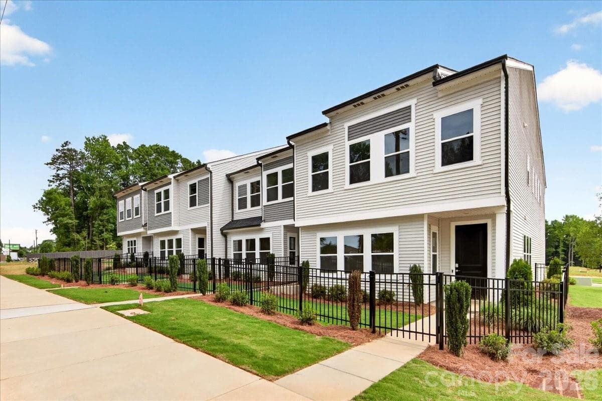 HOA maintained fenced front yard - Charlotte