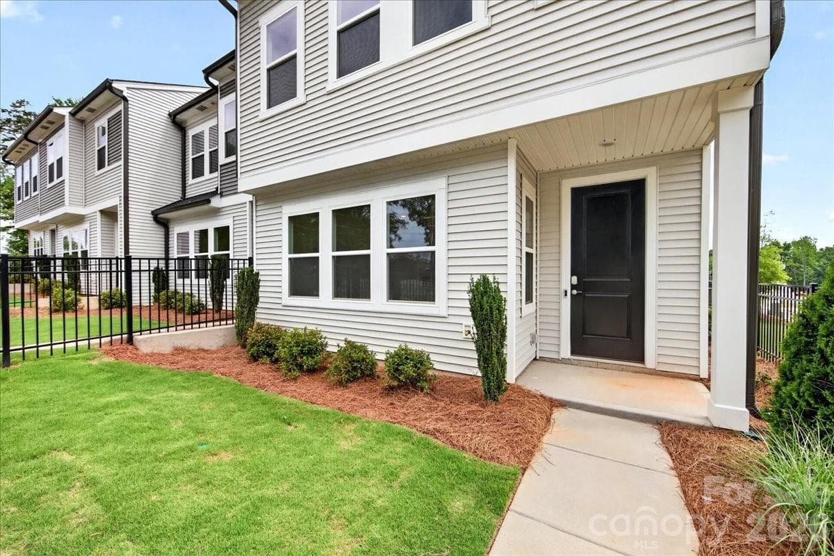 Covered front yard - Charlotte