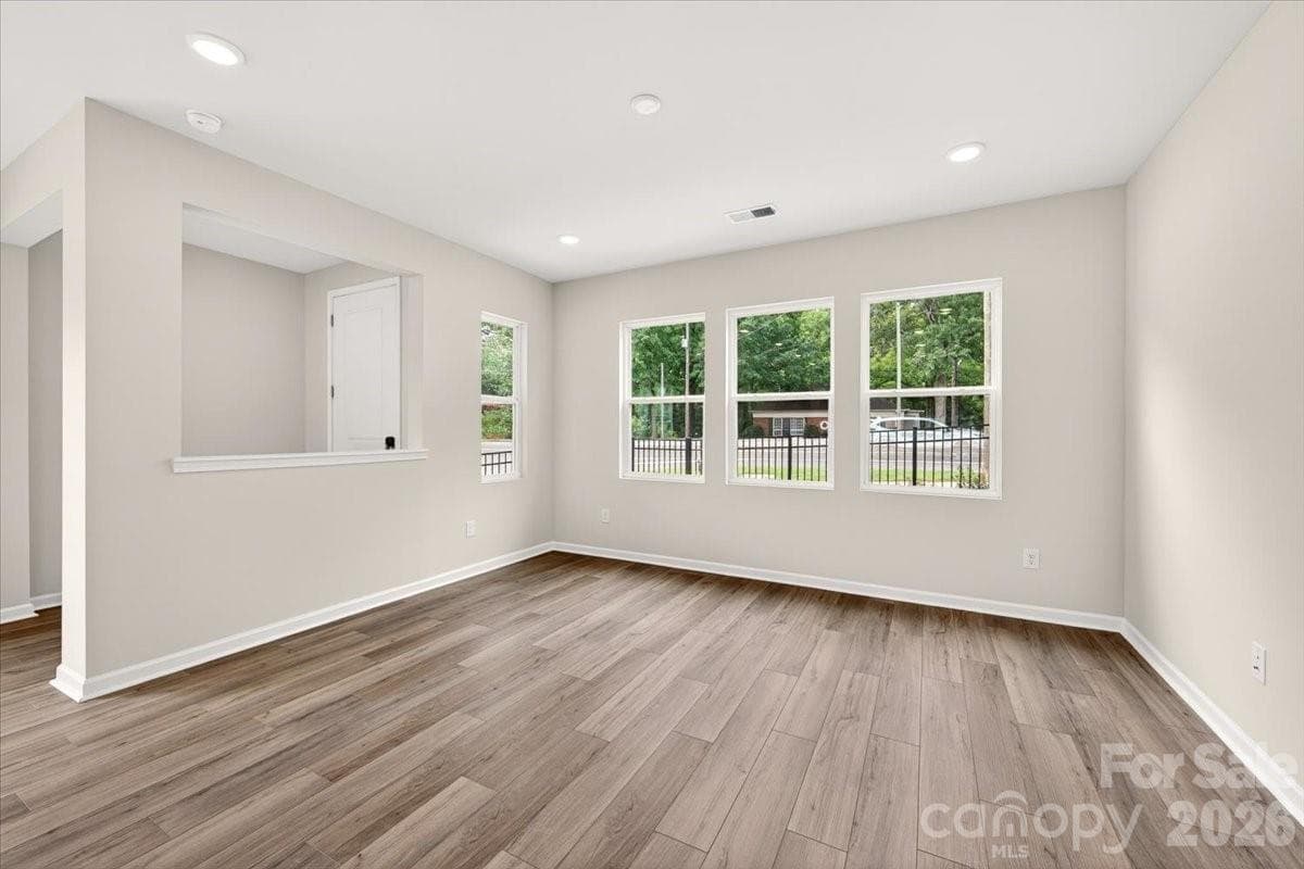 Light filled living room - Charlotte