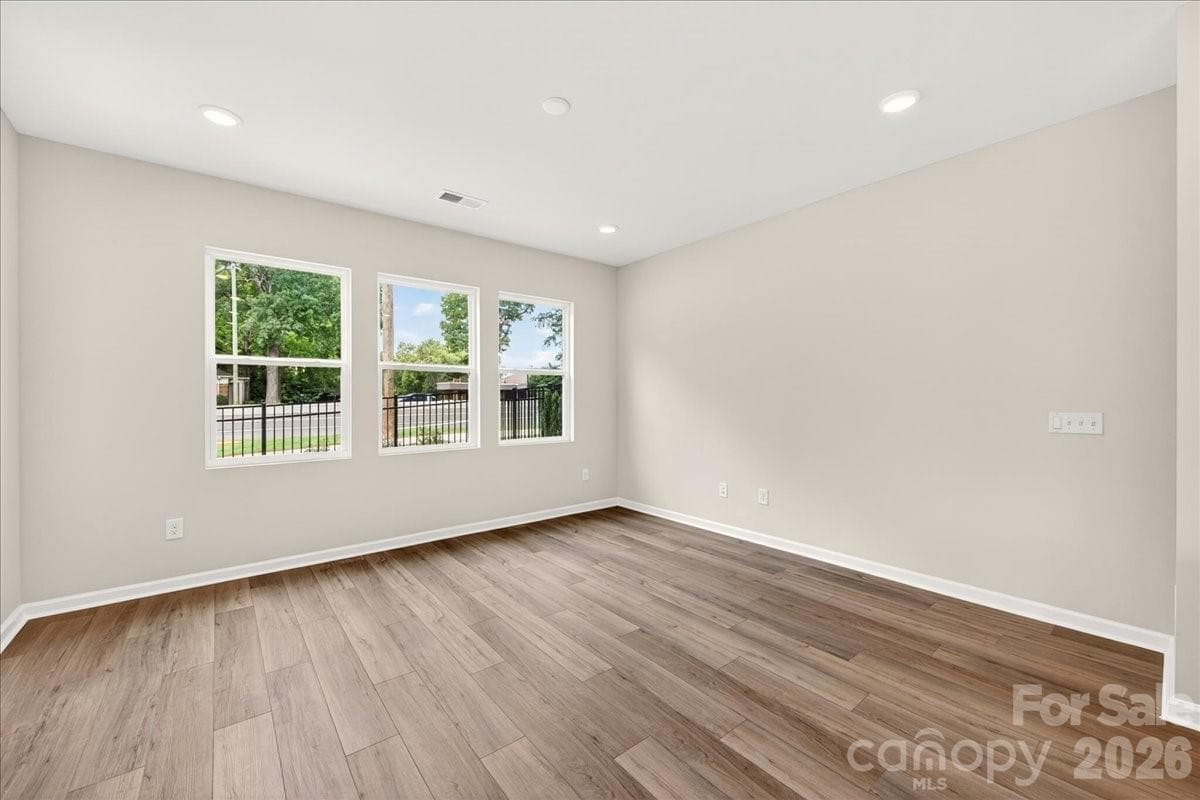 Light filled living room - Charlotte