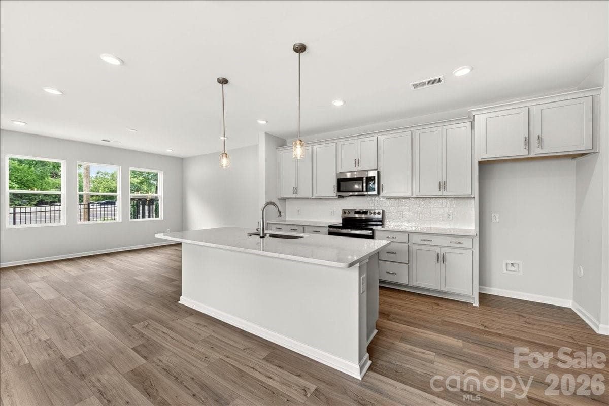 Chef-inspired kitchen with large island - Charlotte
