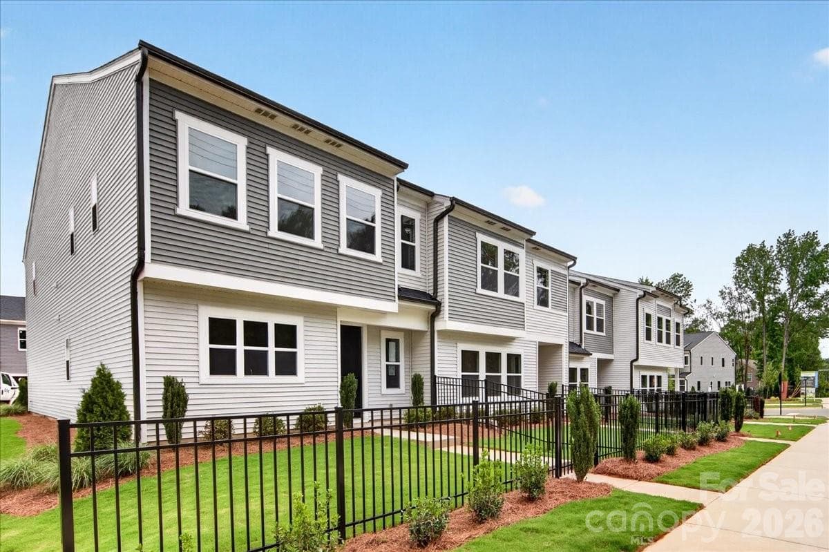 HOA maintained fenced front yard - Charlotte