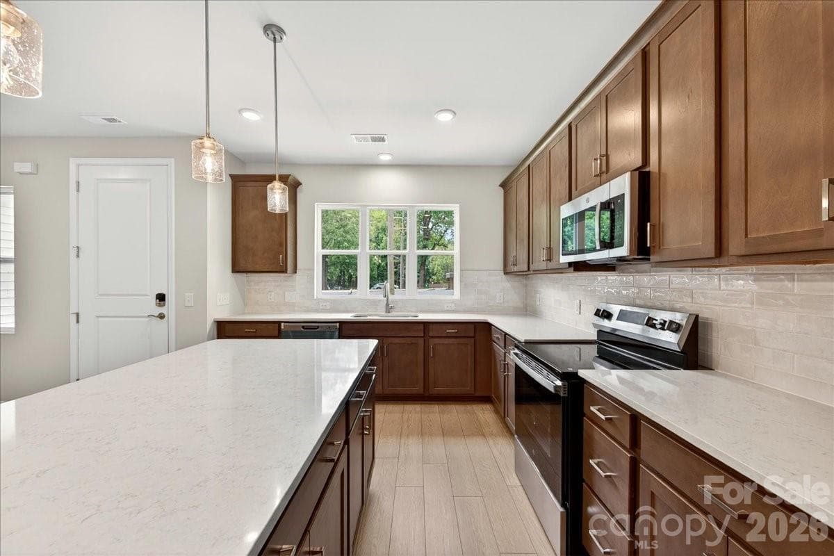 Large kitchen island and an electric range - Charlotte