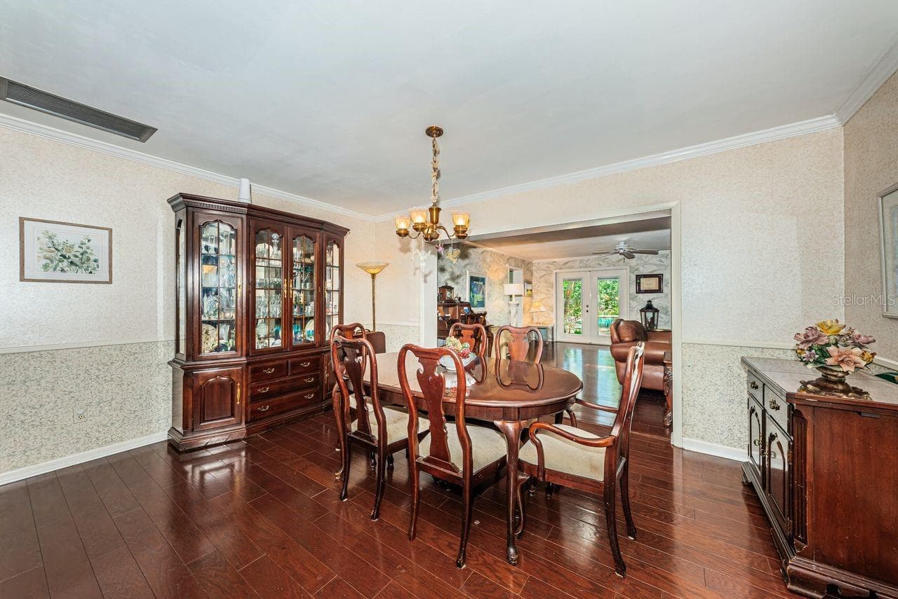 Dining Room off Kitchen and front living room - 1704 CYPRESS AVE, BELLEAIR