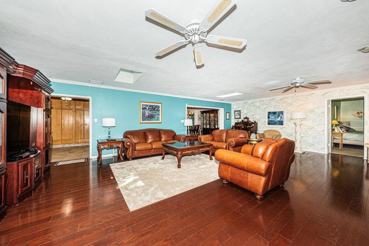Great family room for entertaining - 1704 CYPRESS AVE, BELLEAIR