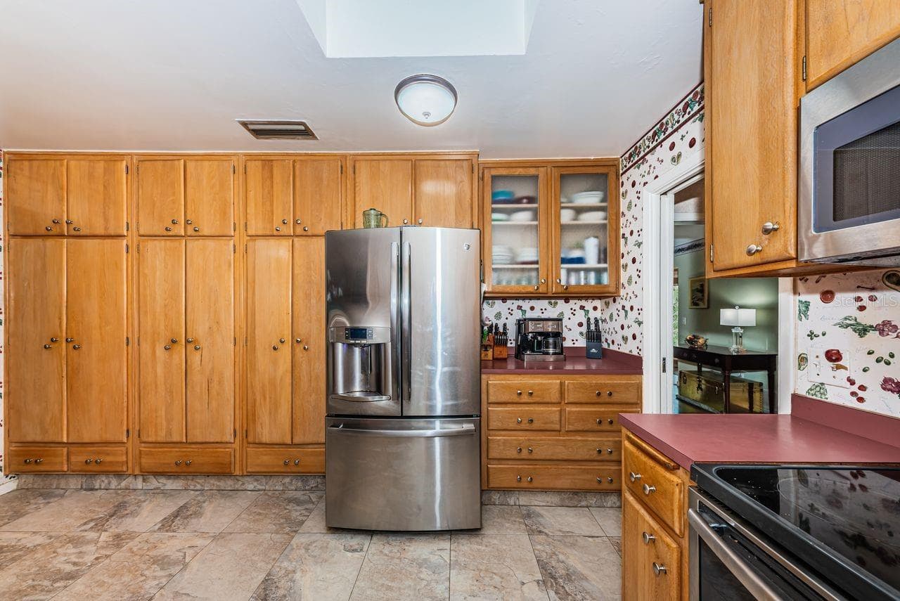 Lots of storage space - 1704 CYPRESS AVE, BELLEAIR