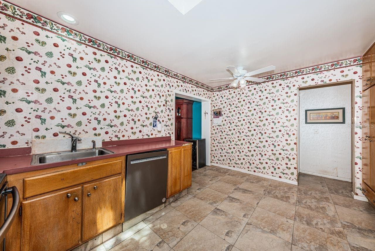 Make your dream kitchen right here! - 1704 CYPRESS AVE, BELLEAIR