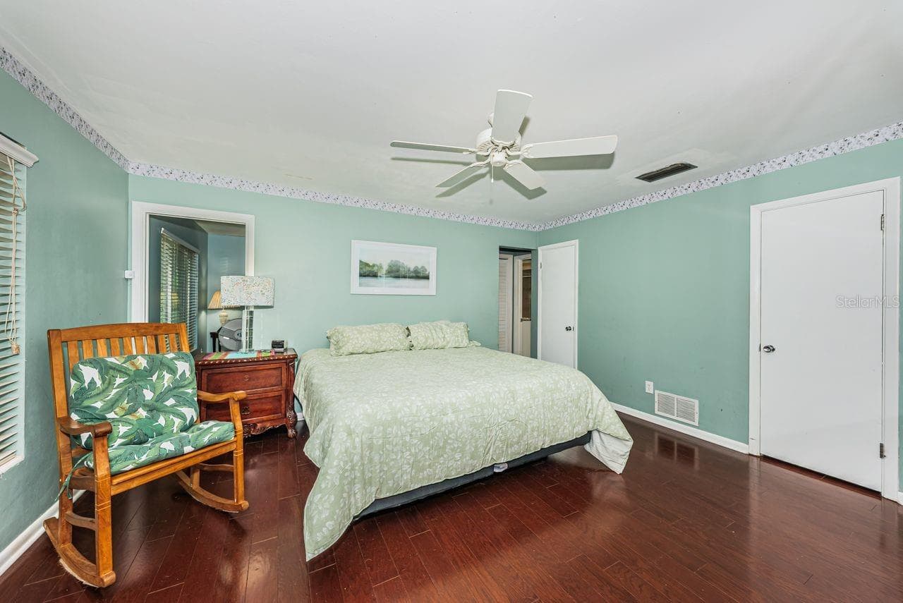 Spacious Master Bedroom - 1704 CYPRESS AVE, BELLEAIR