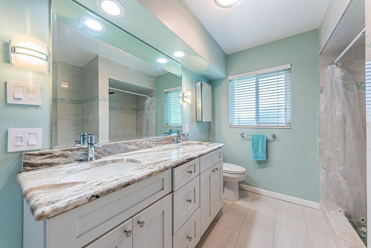 Updated Master bath - 1704 CYPRESS AVE, BELLEAIR
