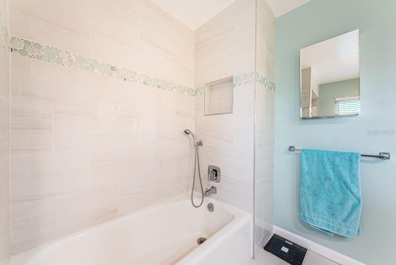 Master Bath has tub/shower combo and also a walk-in shower - 1704 CYPRESS AVE, BELLEAIR