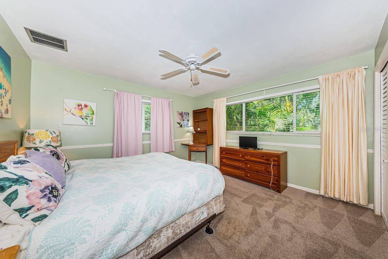 2nd Bedroom with lots of windows - 1704 CYPRESS AVE, BELLEAIR