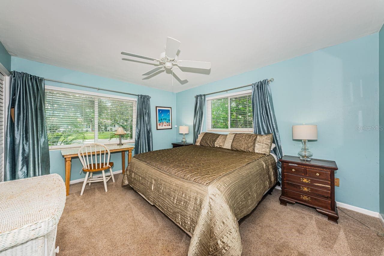 3rd Bedroom with windows - 1704 CYPRESS AVE, BELLEAIR