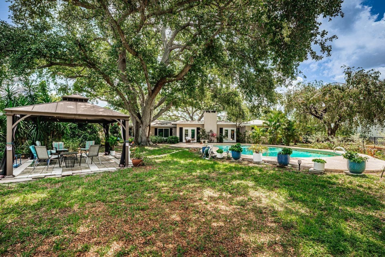 Double lot behind house on the 17th hole of the Pelican Golf Club - 1704 CYPRESS AVE, BELLEAIR