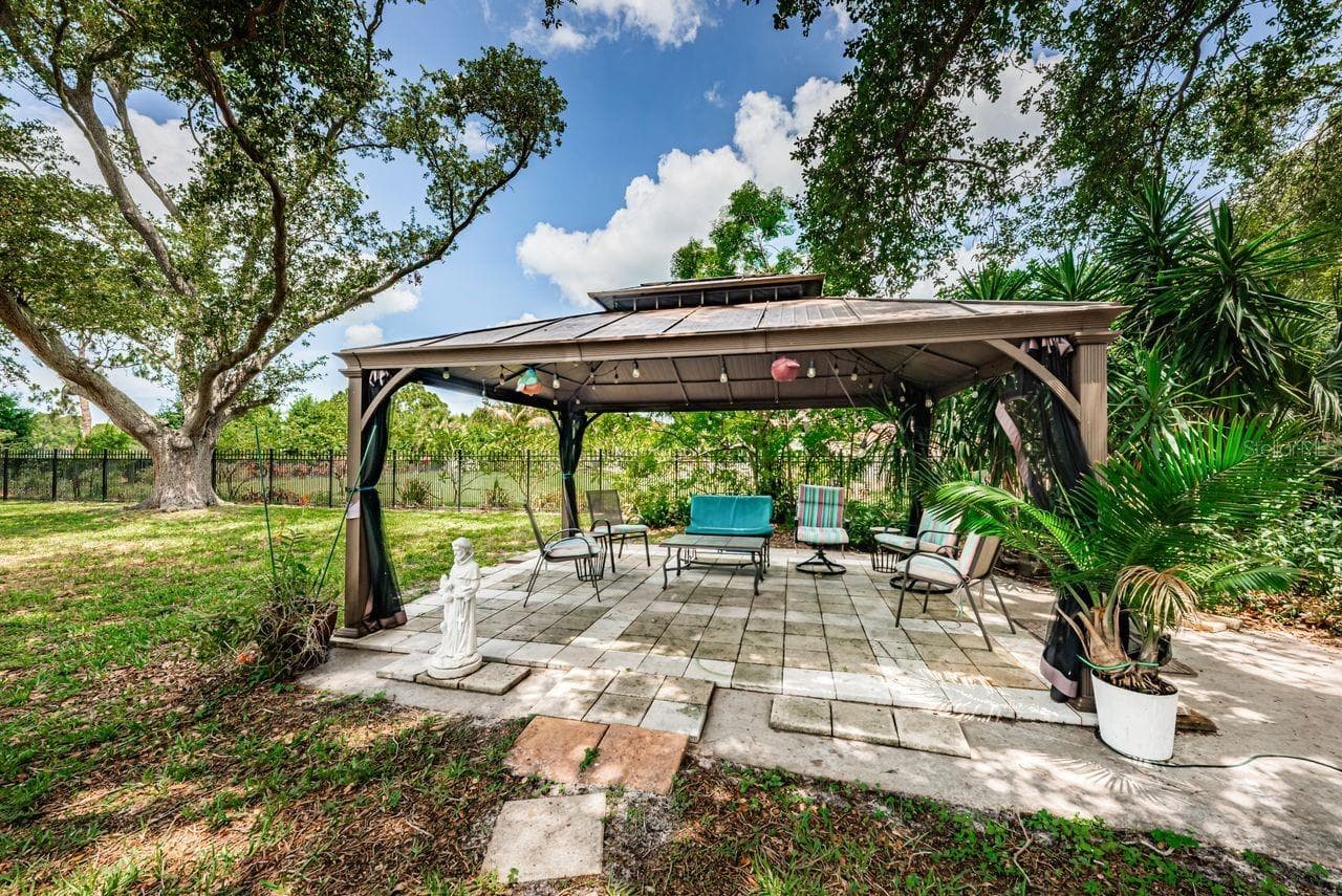 Covered patio for entertaining - 1704 CYPRESS AVE, BELLEAIR