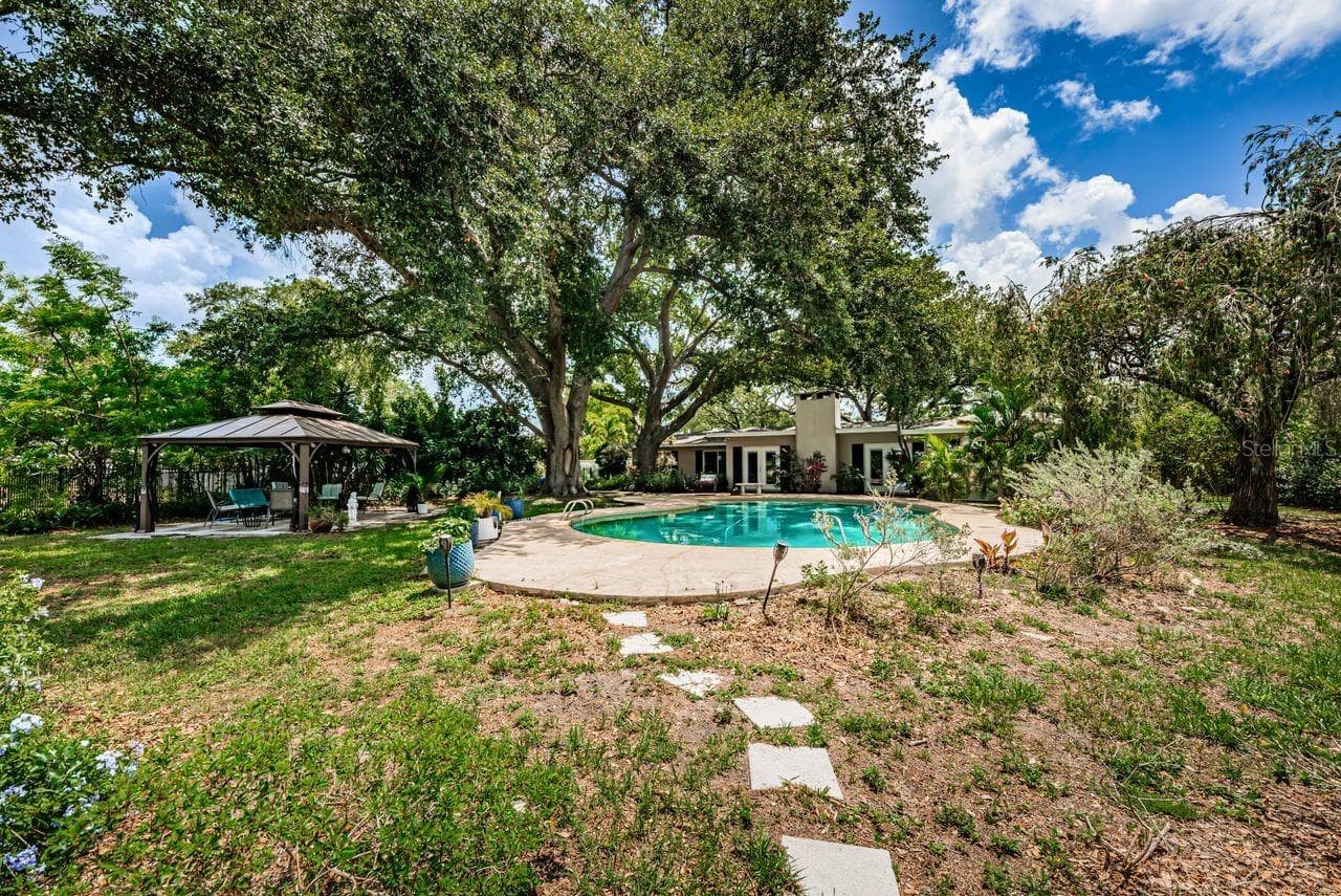 Huge backyard - 1704 CYPRESS AVE, BELLEAIR