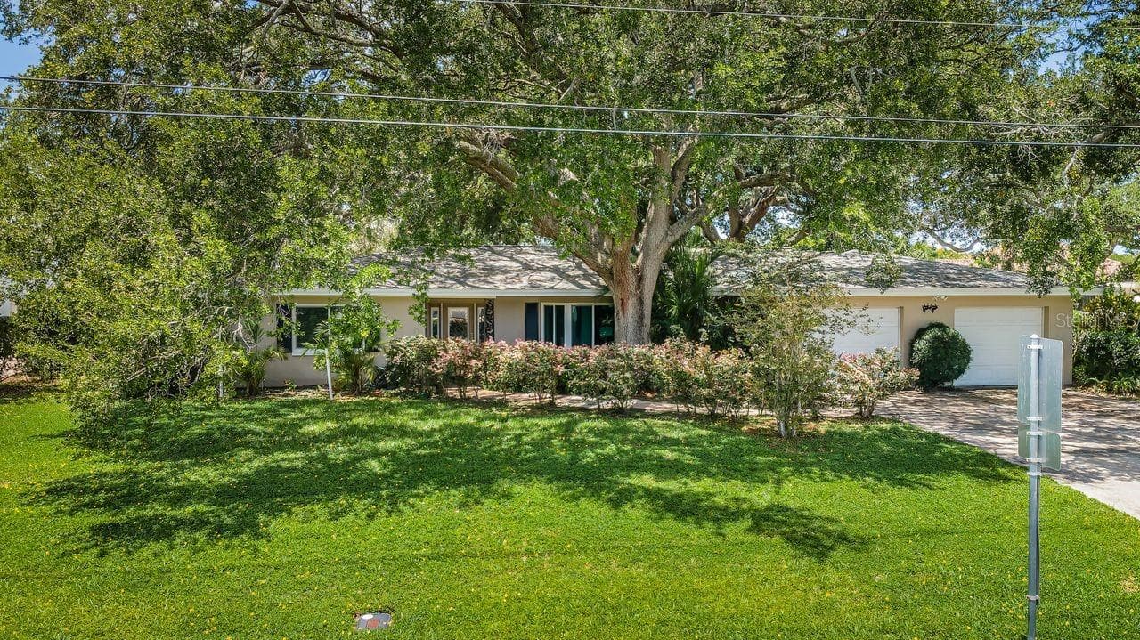 Front Exterior - 1704 CYPRESS AVE, BELLEAIR