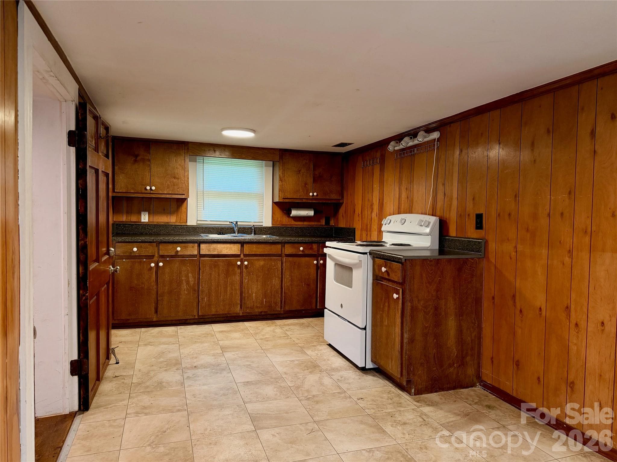 Kitchen with stove - 470 & 460 S Moose Road, Mount Pleasant