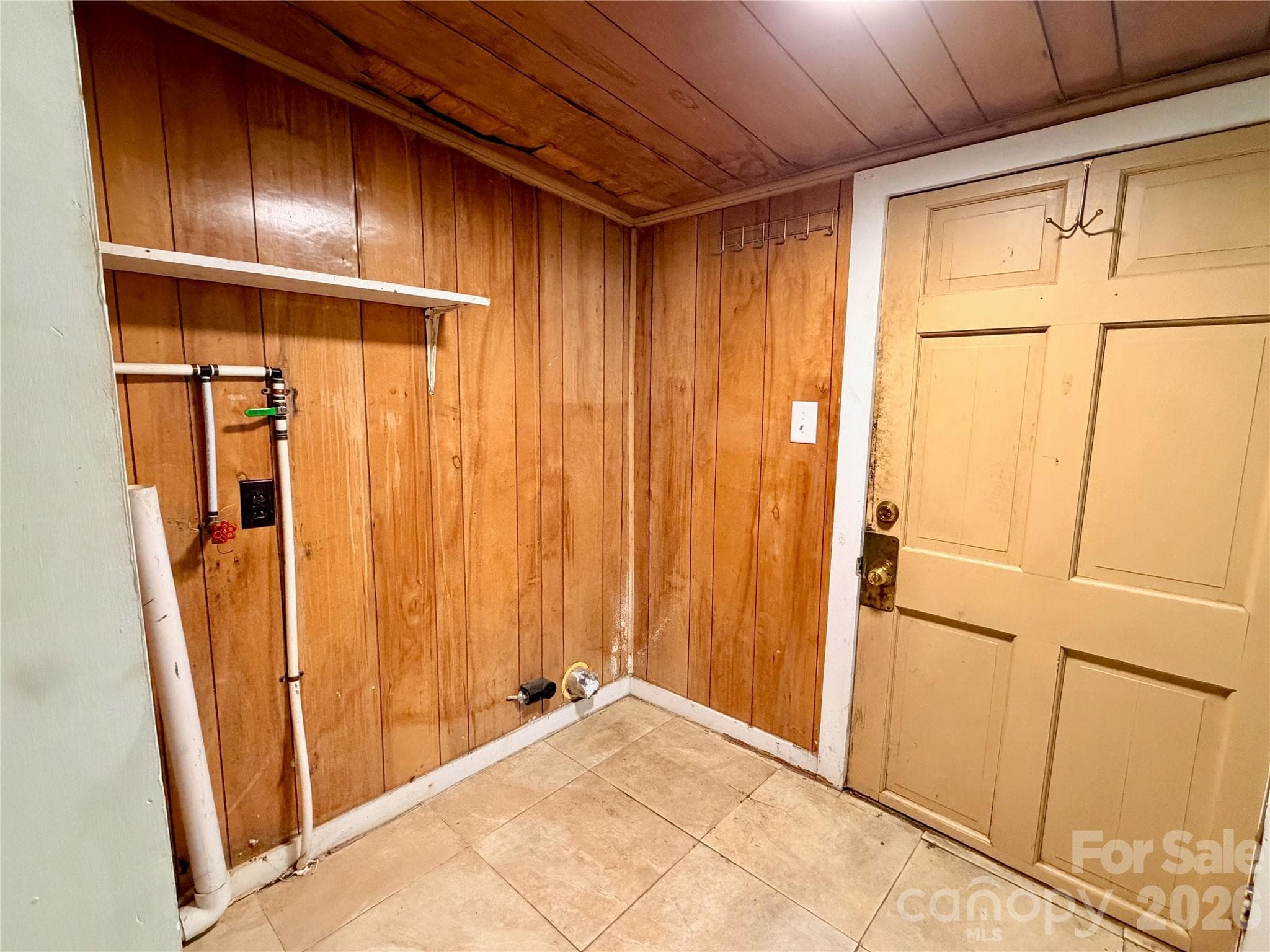 Laundry room with rear exit - 470 & 460 S Moose Road, Mount Pleasant