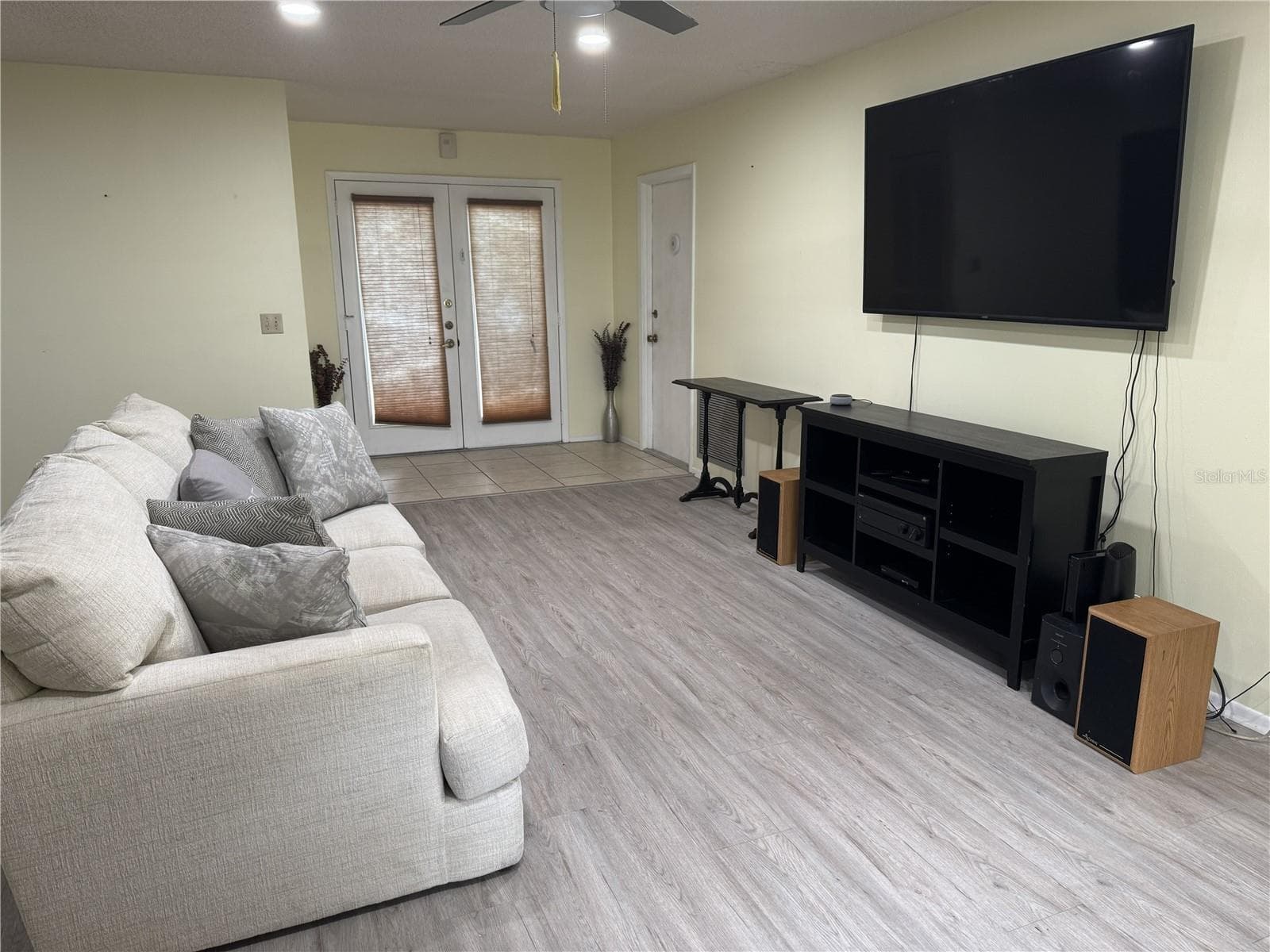 Living Room looking toward entry doors - 11220 ELDERBERRY DR, PORT RICHEY