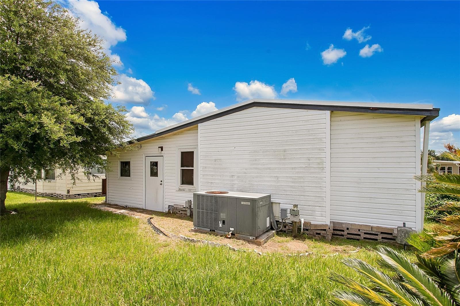 Manufactured Home at 6443 HOLLYBERRY LN NE, WINTER HAVEN, photo 4 of 38