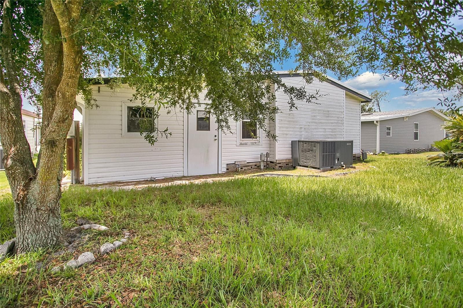 Manufactured Home at 6443 HOLLYBERRY LN NE, WINTER HAVEN, photo 6 of 38