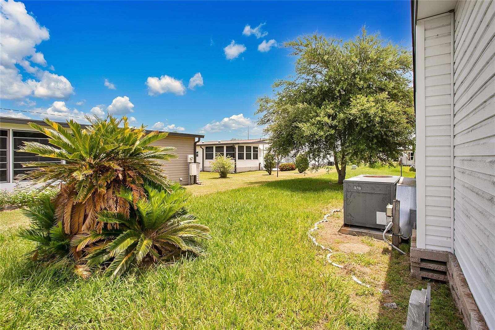 Manufactured Home at 6443 HOLLYBERRY LN NE, WINTER HAVEN, photo 7 of 38