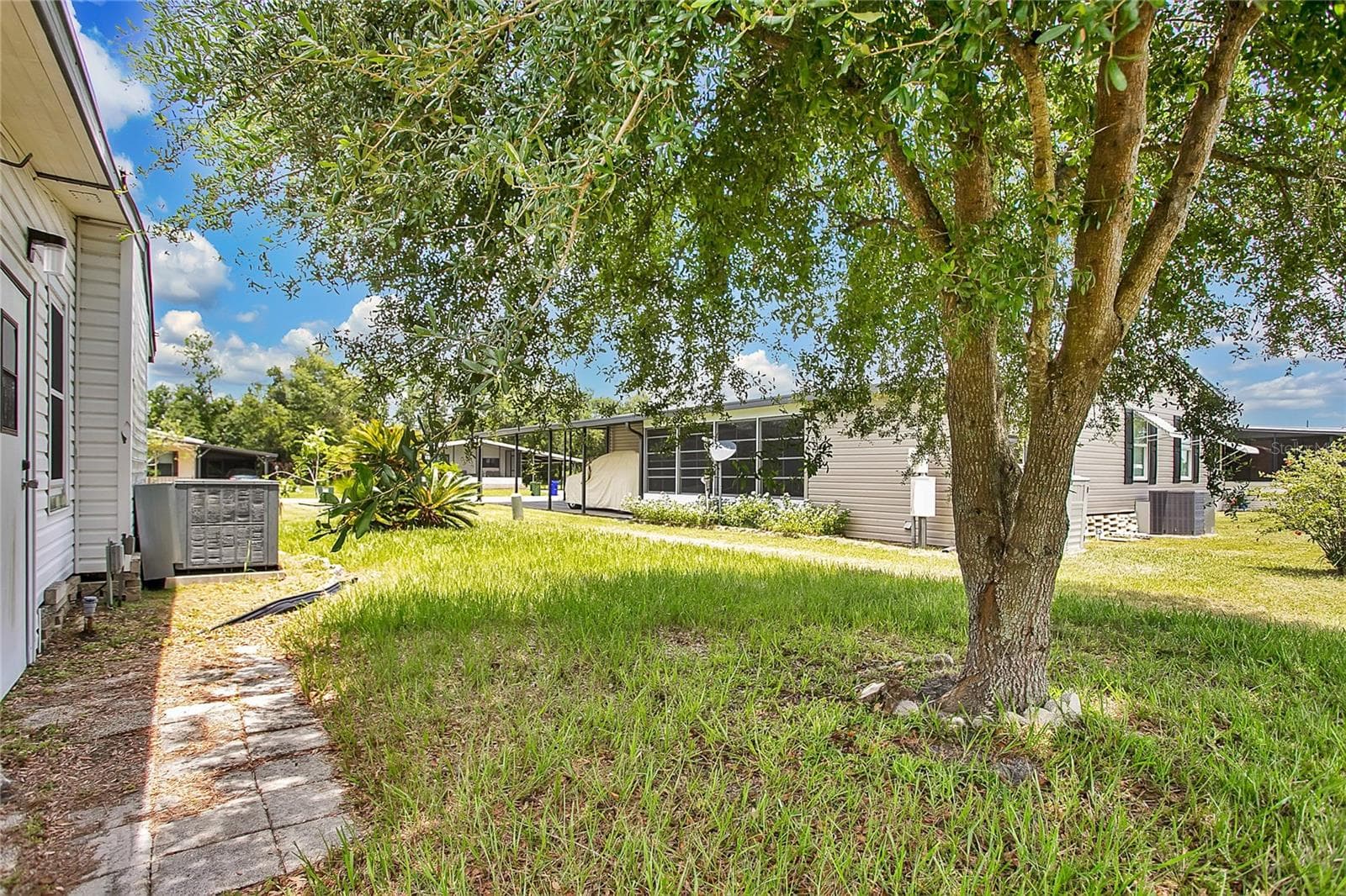 Manufactured Home at 6443 HOLLYBERRY LN NE, WINTER HAVEN, photo 8 of 38