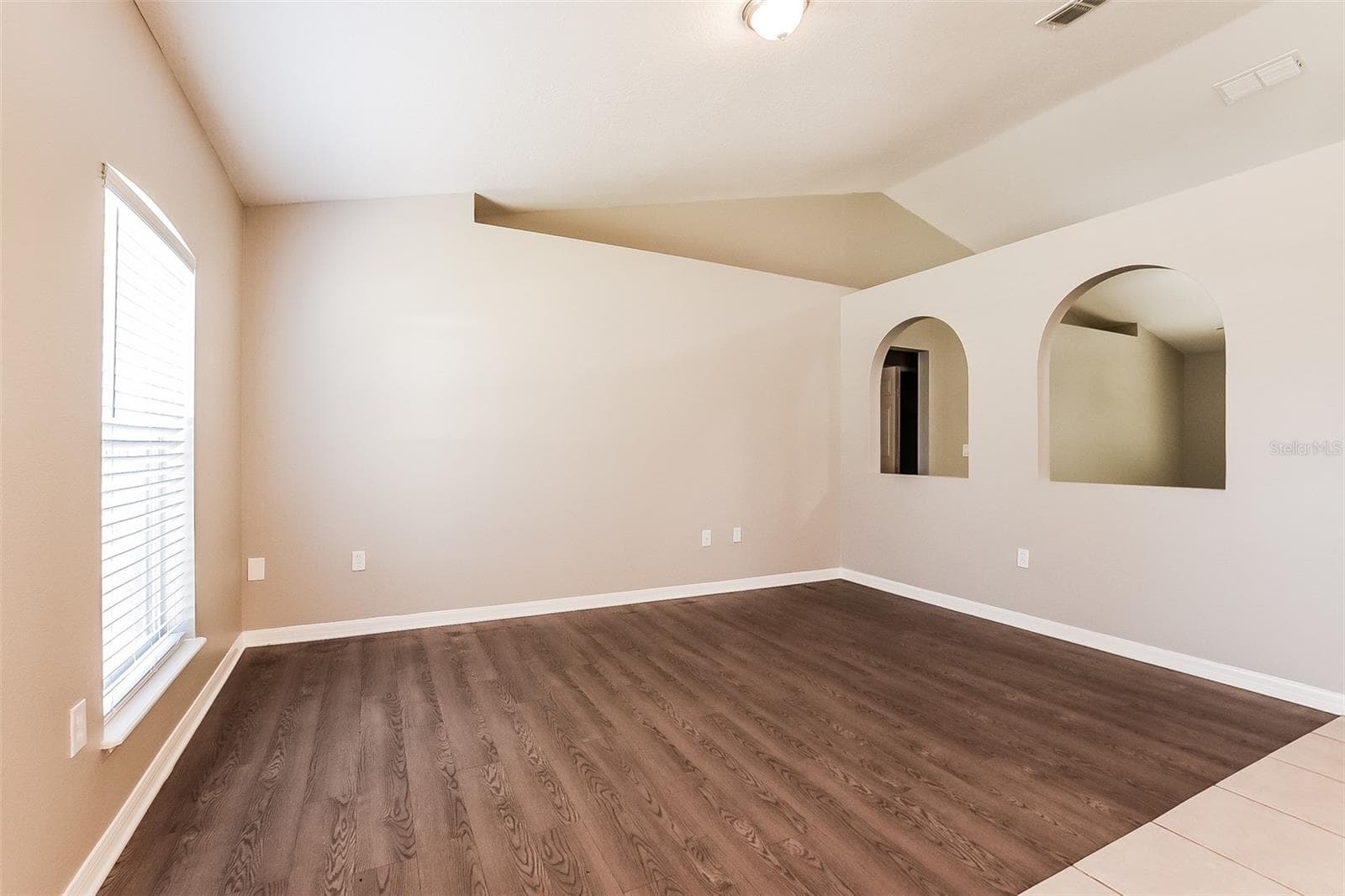 Single Family Residence at 949 CASCADES PARK TRL, DELAND, photo 4 of 21