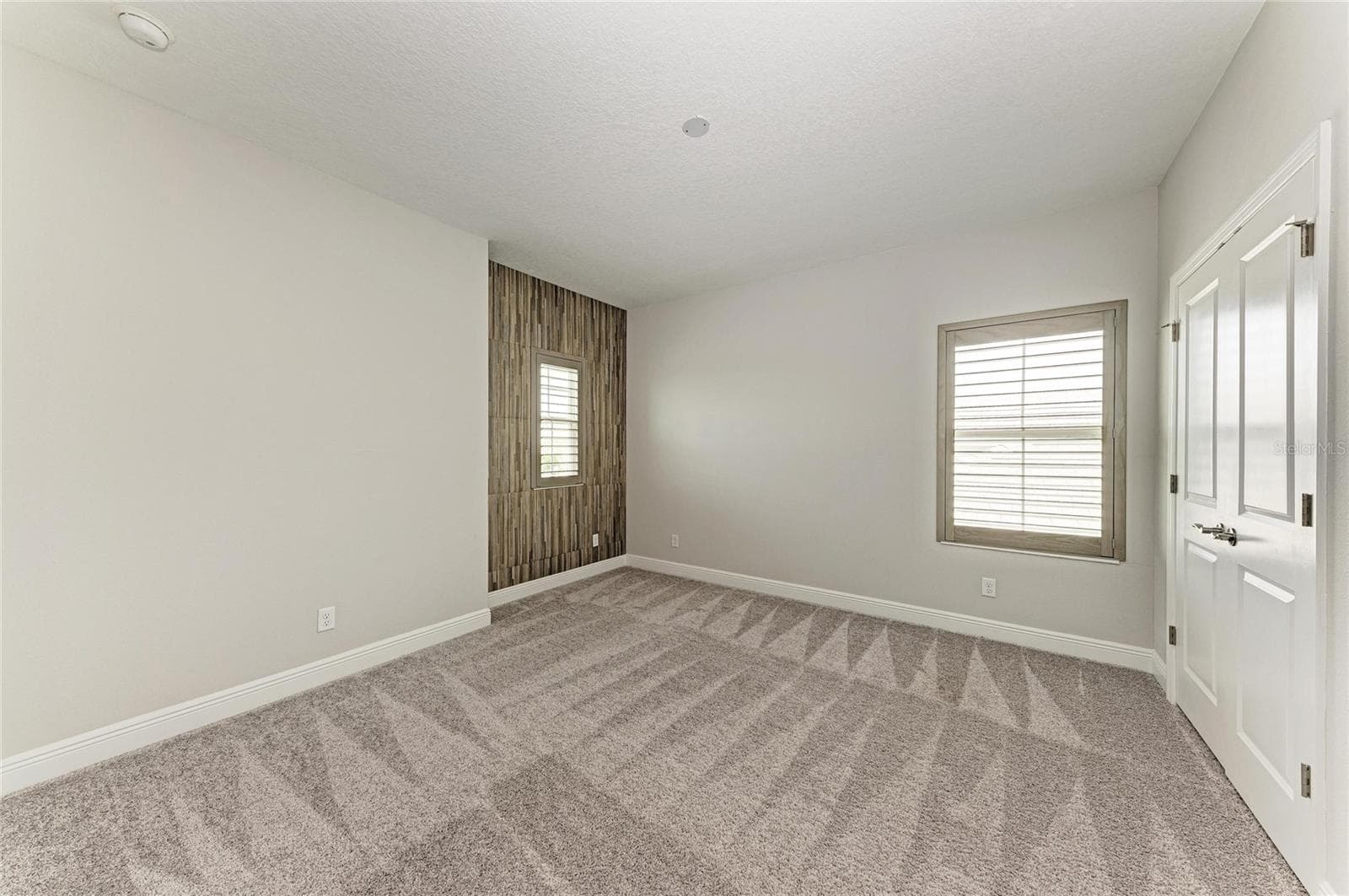 Private upstairs bedroom adjacent to a full bath, ideal for guests or family members - 17725 ROOST PL, LAKEWOOD RANCH