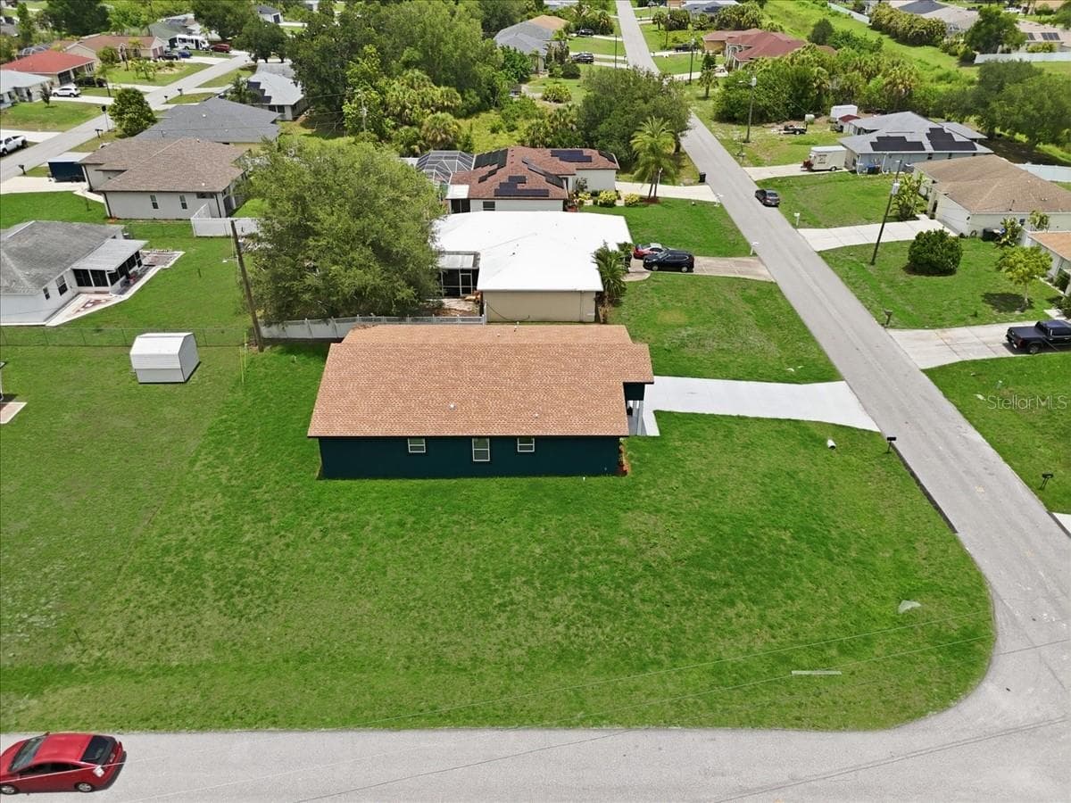 Corner lot house - 2683 HOPWOOD RD, NORTH PORT