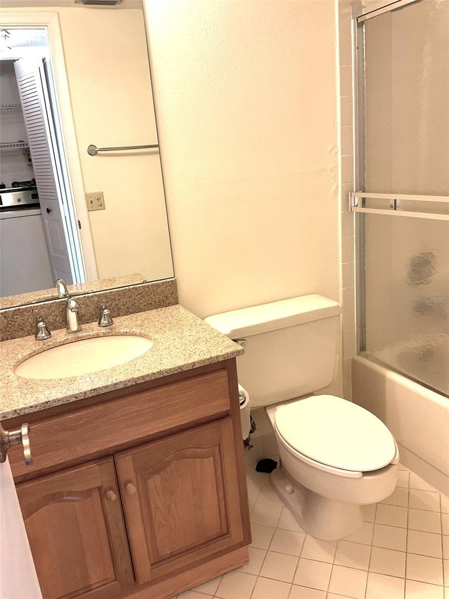 Hall Bath with tub-shower combo - 6322 PALMA DEL MAR BLVD S #G402, ST PETERSBURG